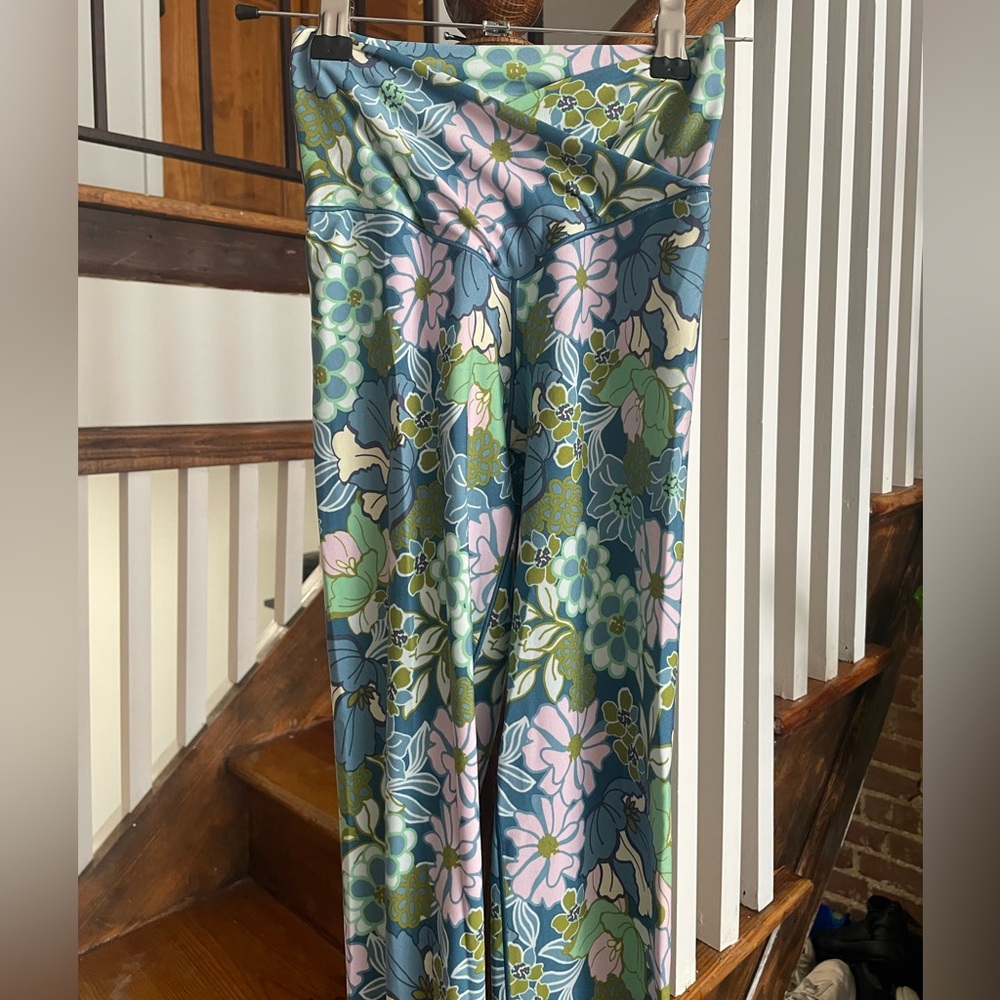 Offline by Aerie crossover floral leggings